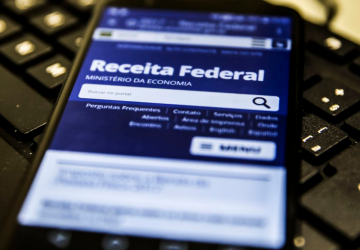 celular com o app da Receita federal simulando os Investimentos que devem ser declarados no Imposto de Renda