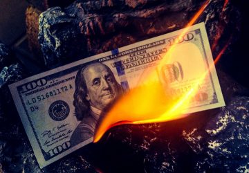 imagem de nota de dólar queimando simbolizando o Por que o dólar está barato