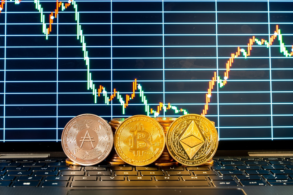Criptomoedas bitcoin, ethereum e cardano na frente do gráfico do mercado de ações